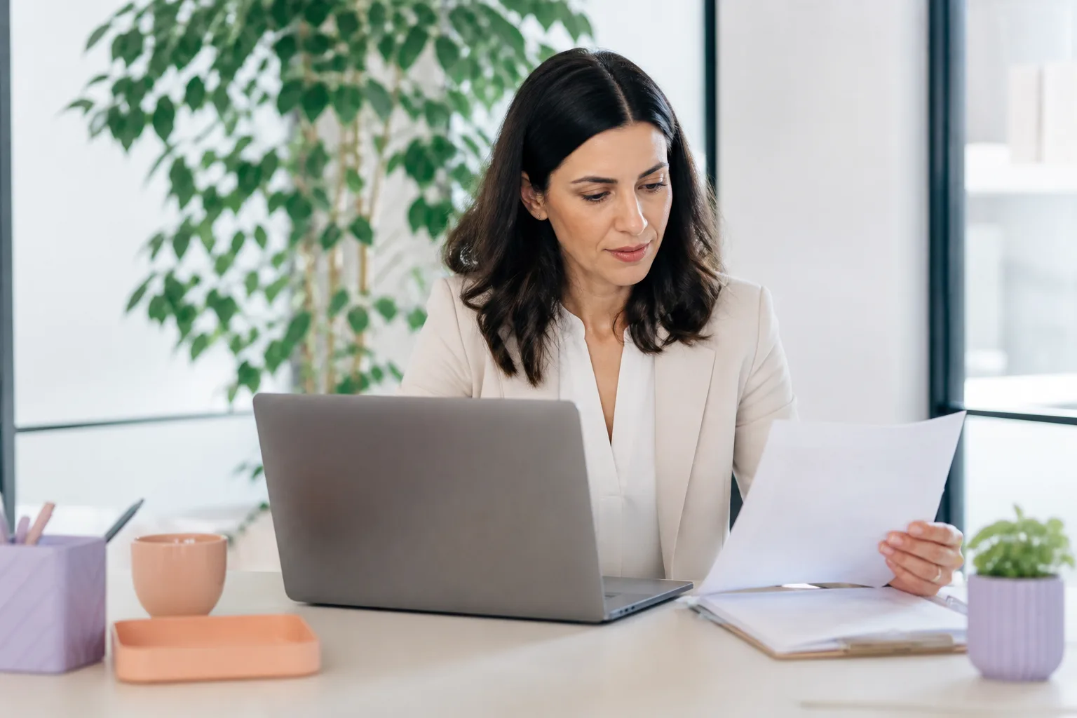 Professionnelle vérifiant un contenu généré face à un document source